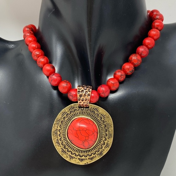 Red howlite necklace and earrings in antique gold - Picture 2 of 6